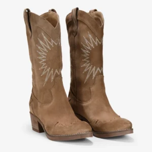 Botas estilo cowboy en ante marrón con bordados blancos de Dospies, diseñadas como zapatos comodos para el día a día.