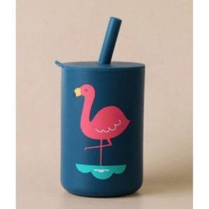 Vaso de Silicona con Pajita, color azul con una ilustración de un flamenco.