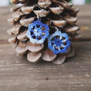 Pendientes artesanales realizados a ganchillo de forma circular con el pendiente en Plateado de color azul degradado.