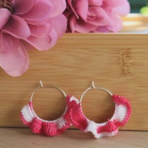 Aros de volante en tonos rosas y blancos realizados de manera artesanal a ganchillo.