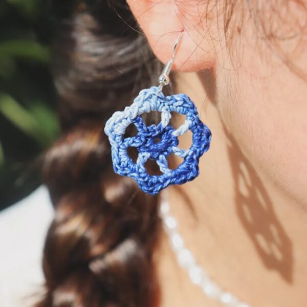 Pendientes artesanales realizados a ganchillo de forma circular con el pendiente en Plateado de color azul degradado.