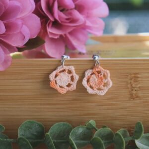 Pendientes artesanales realizados a ganchillo de forma circular con el pendiente en Plateado de color naranja degradado.