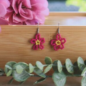 Pendientes veraniegos hechos de manera artesanal con delicadas cuentas en forma de flor en colores rosa fucsia y amarillos