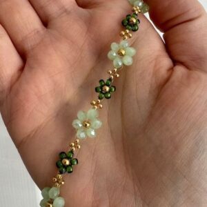 Collar de florecitas verde claro, oscuro y dorado echo artesanalmente con cuentas.