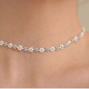 Collar de florecitas blancas, azules y doradas, echo artesanalmente con cuentas.