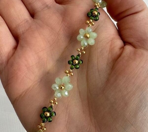 Collar de florecitas verde claro, oscuro y dorado echo artesanalmente con cuentas.
