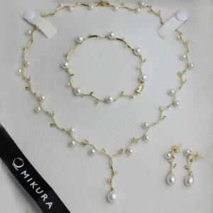 Conjunto de collar, pulsera y pendientes con perlas y hojas doradas.