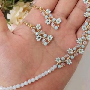 Conjunto de collar, pulsera y pendientes artesanales de florecitas