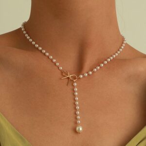 Collar de perlas con un lazo dorado