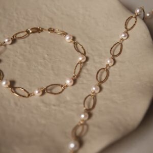 Collar y pulsera a conjunto con perlas y óvalos dorados intercalados.